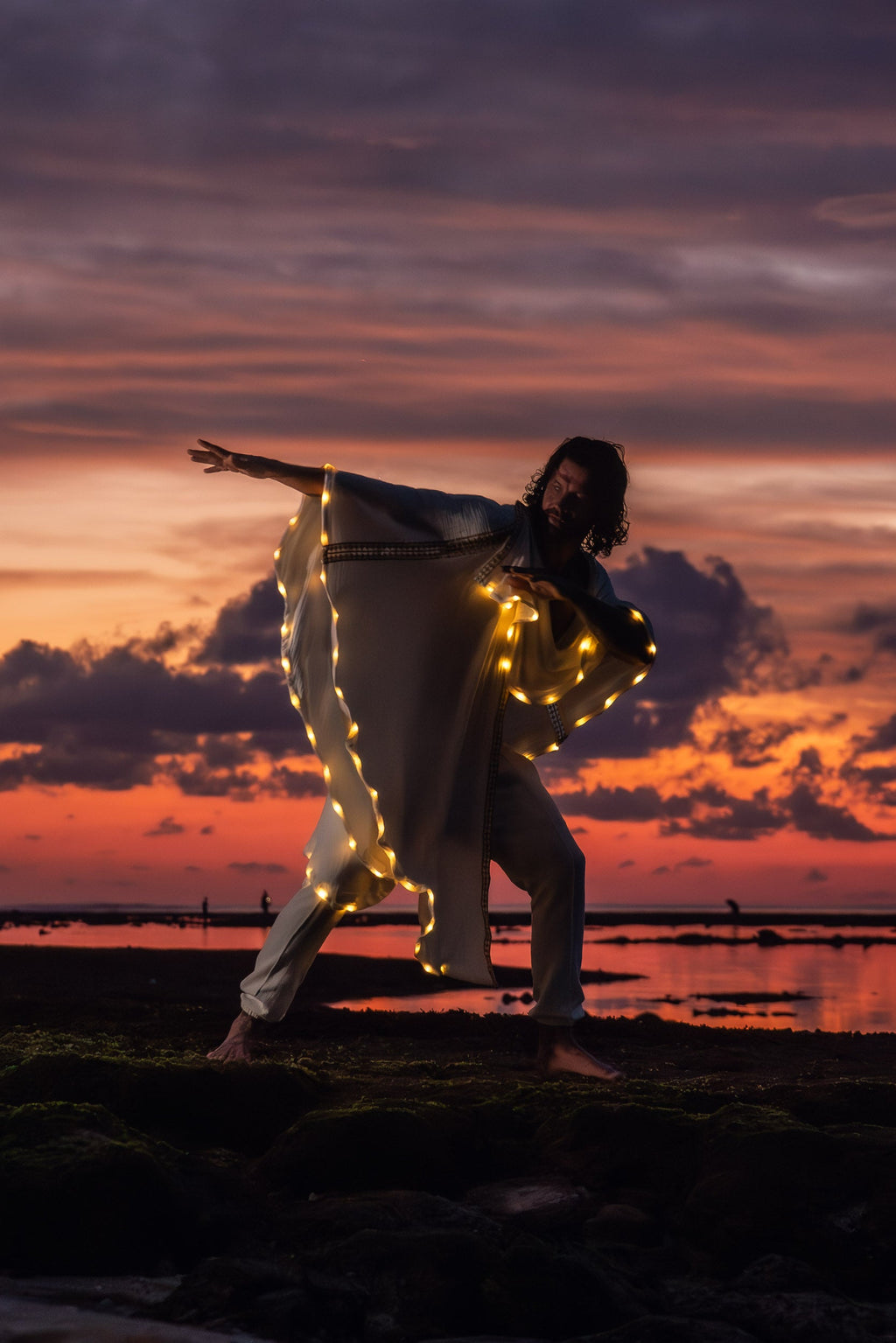 LED Kaftan (White/Gold)
