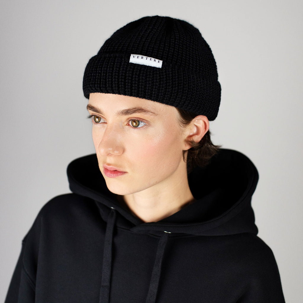 SHORT WOOL BEANIE - BLACK