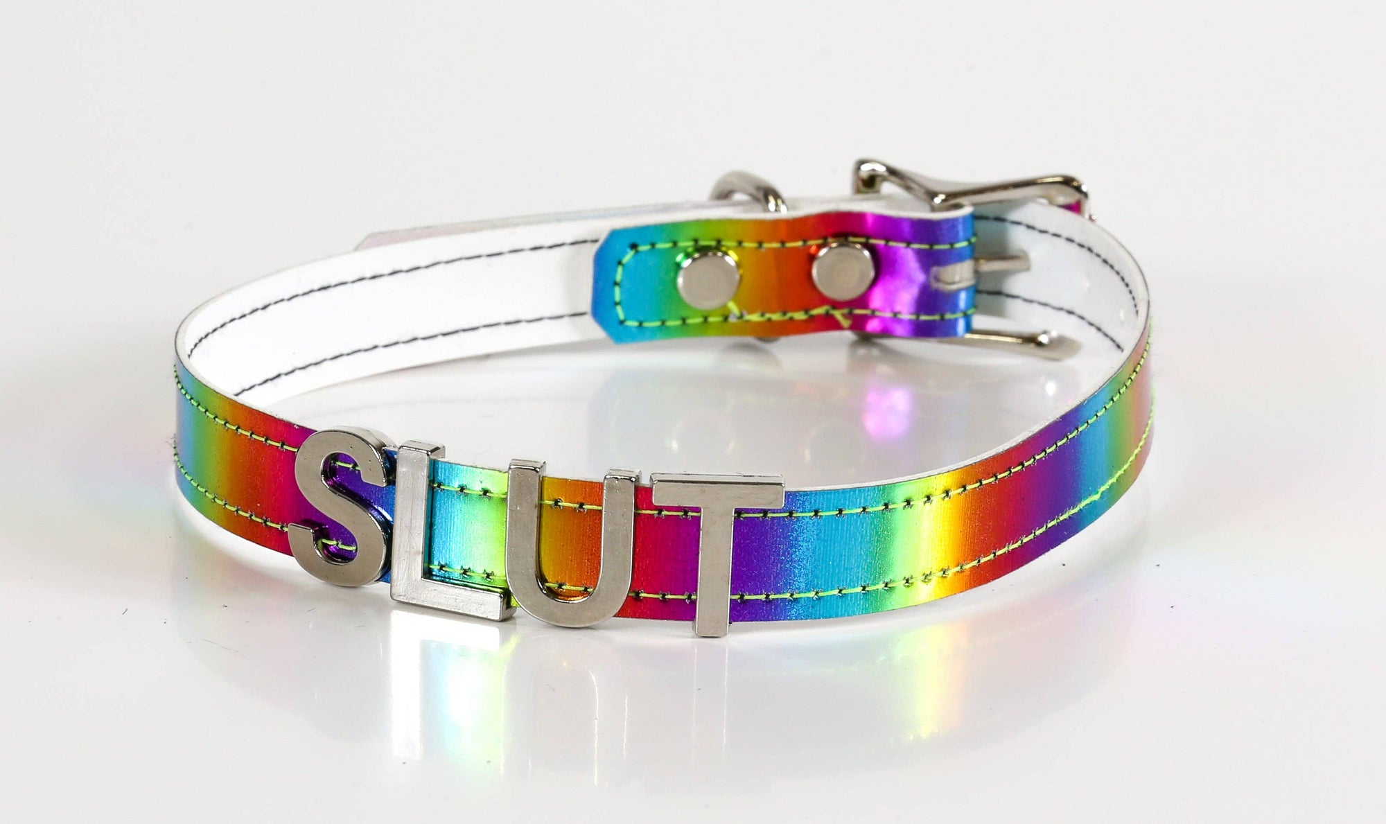 regenboog choker met het woord slut