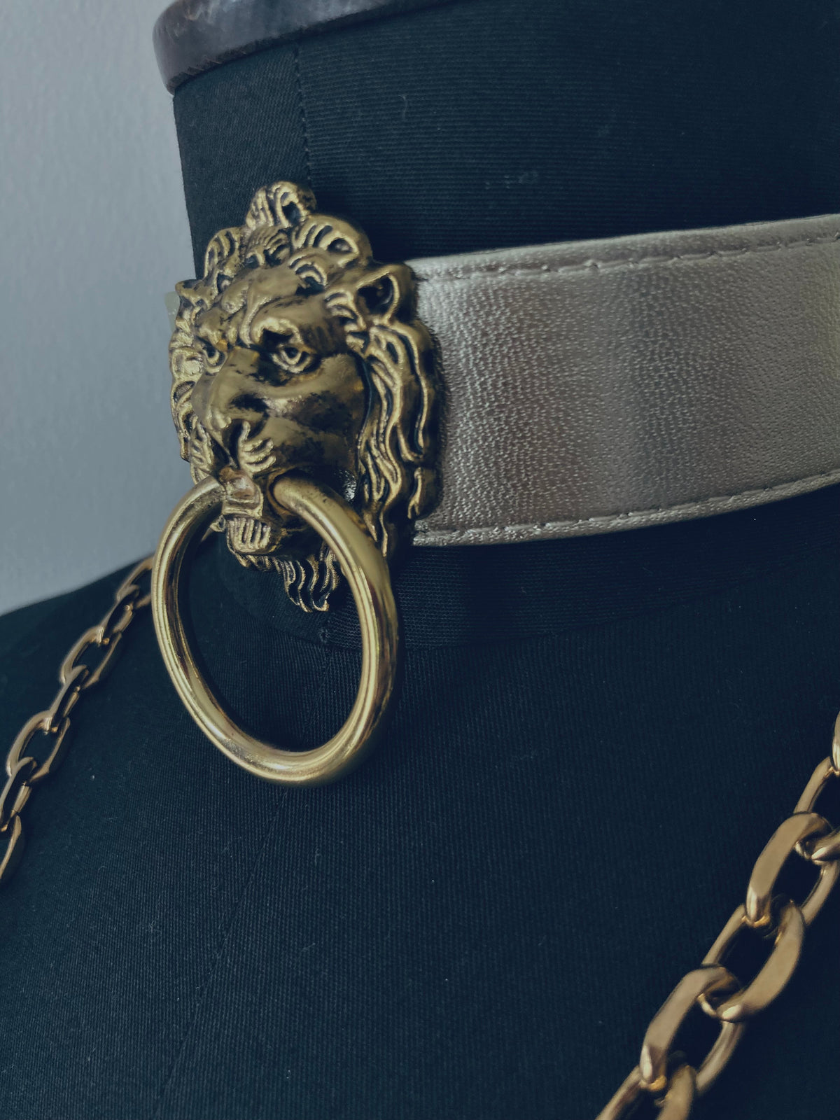 House of Marmol - Choker with gold lion head and chain - Light gold, vegan leather and metal