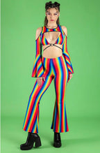 gehele outfit met regenboog bikini top en mouwen en broek, milkshake festival outfit