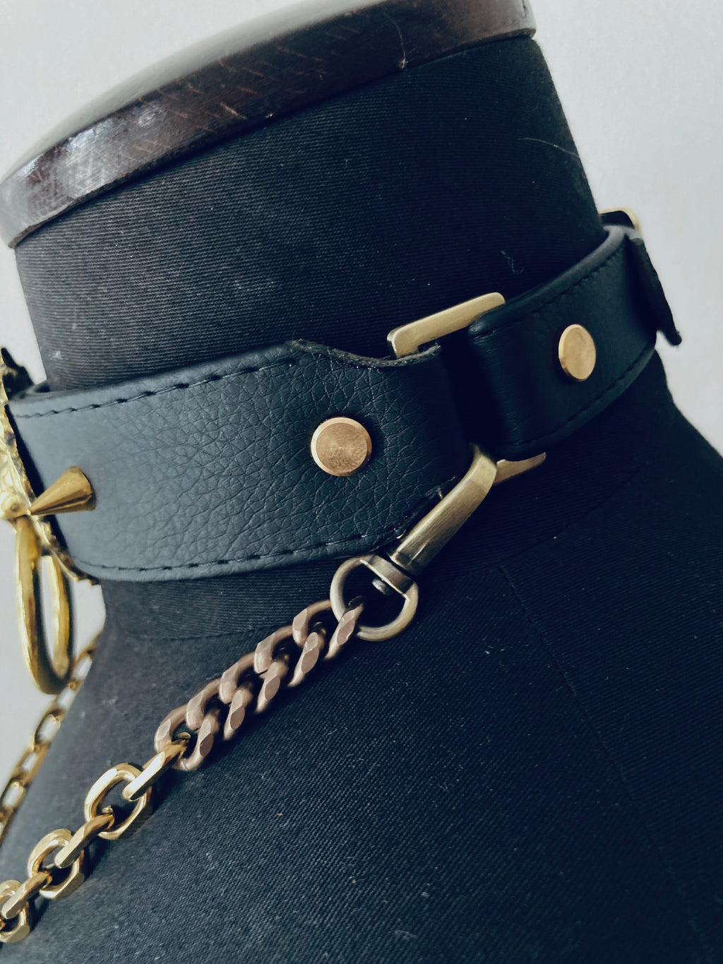House of Marmol - Choker with golden lion's head, spikes and chain - Black, vegan leather and metal