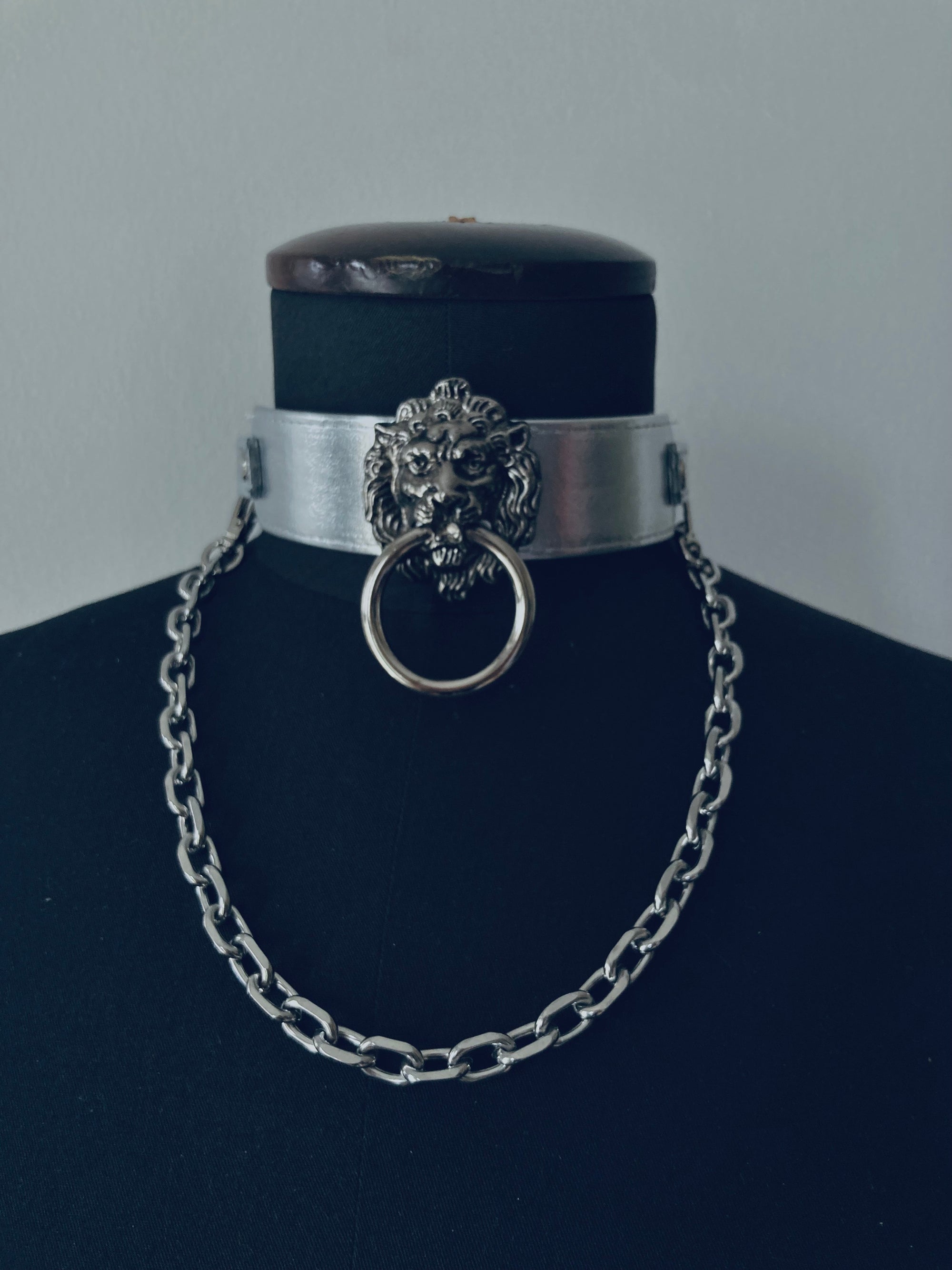 House of Marmol - Choker with Silver Lion Head and Chain – Silver, Vegan Leather & Metal